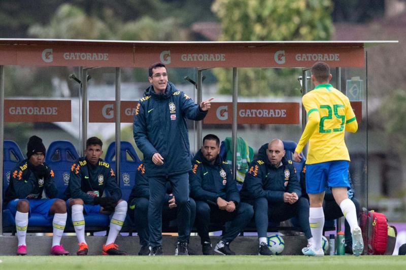 Divulgação / CBF Oficial - Ataíde recebe instruções do técnico Paulo Victor Gomes em sua estreia contra Peru, quarta