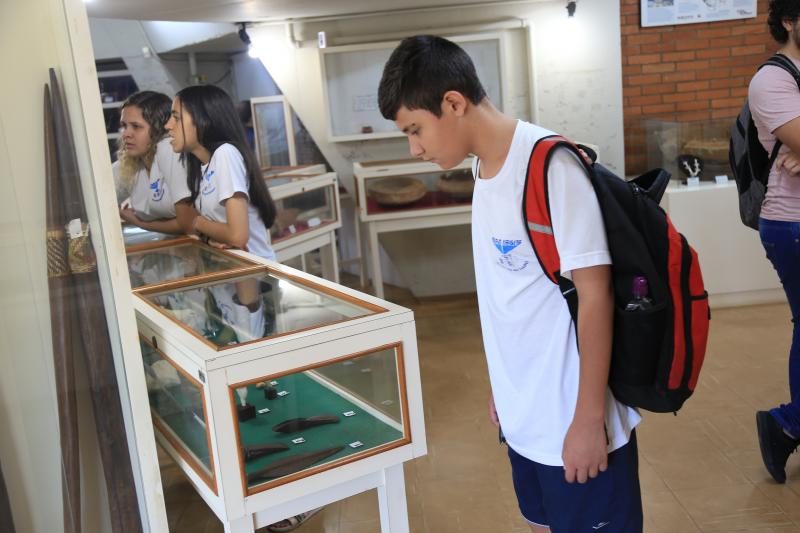 Marco Vinicius Ropelli: Crianças de Machado visitam e observam peças do museu da Unesp