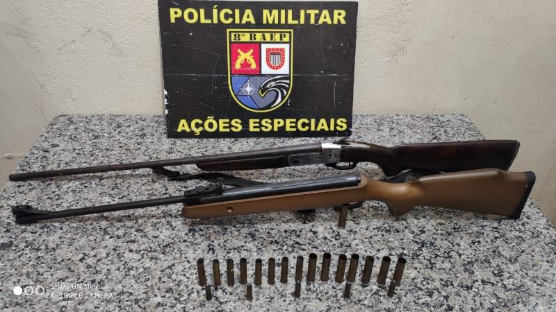 Polícia Militar - Materiais foram localizados embaixo do rack da sala