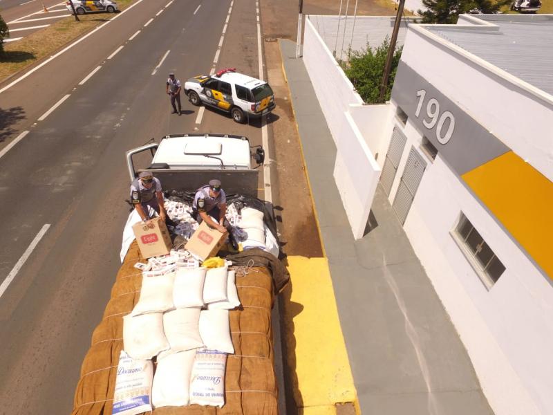 Polícia Militar Rodoviária - No caminhão com placas de Umuarama (PR), foram encontrados 300 mil maços de cigarros oriundos do Paraguai