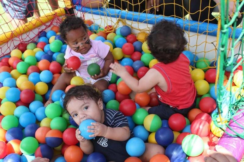 Crianças se divertem na piscina de bolinhas em evento anterior