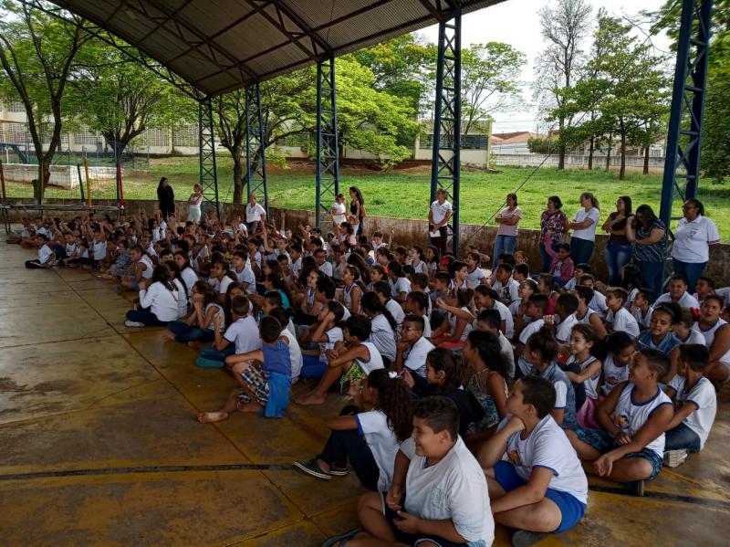 Polícia Civil - Brinquedos arrecadados e kits com doces foram distribuídos para crianças da escola Dincao