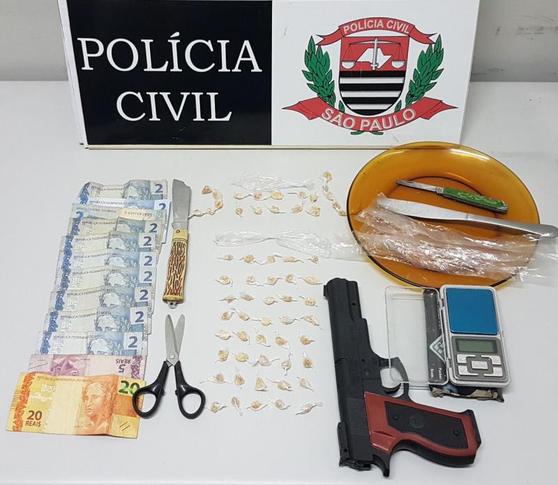 Polícia Civil - Autor tentou dispersar a droga numa casa vizinha