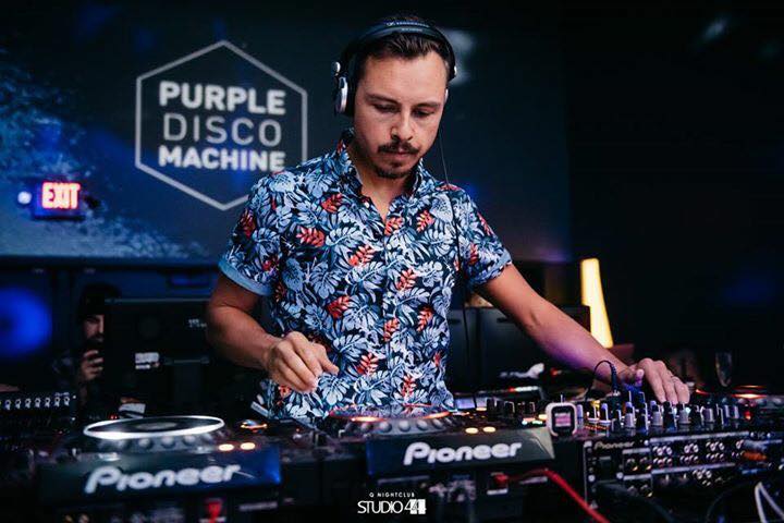 DJ e produtor alemão Tino Piontek, conhecido como Purple Disco Machine está no Brasil e se apresenta amanhã na Vaca Lôca 21 anos em Araçatuba