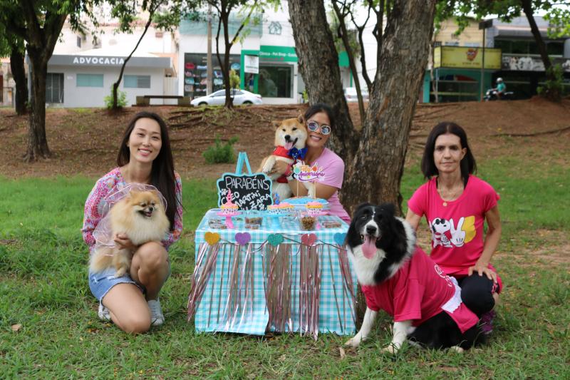 Com o objetivo de comemorar mais um ano de vida daqueles que fazem o nosso dia a dia mais feliz, as “mamães” Aline Matsuda, Luciana Yabuta e Maria Judite Ferreira organizaram uma festa para os seus cães, Cléo (Spitz alemão, 2 anos), Martini (Shiba, 2 anos) e Zara (border colie, 7 anos).  Foi domingo 06, no Parque do Povo. Cada convidado contribuiu com doação de 10 reais – valores que serão destinados aos cuidados de pets abandonados. Participaram amigos, familiares e muitos cães. A festa teve direito à pipoqueiro, picolés, hot dogs e terminou com um parabéns e bolo feito especialmente para os 