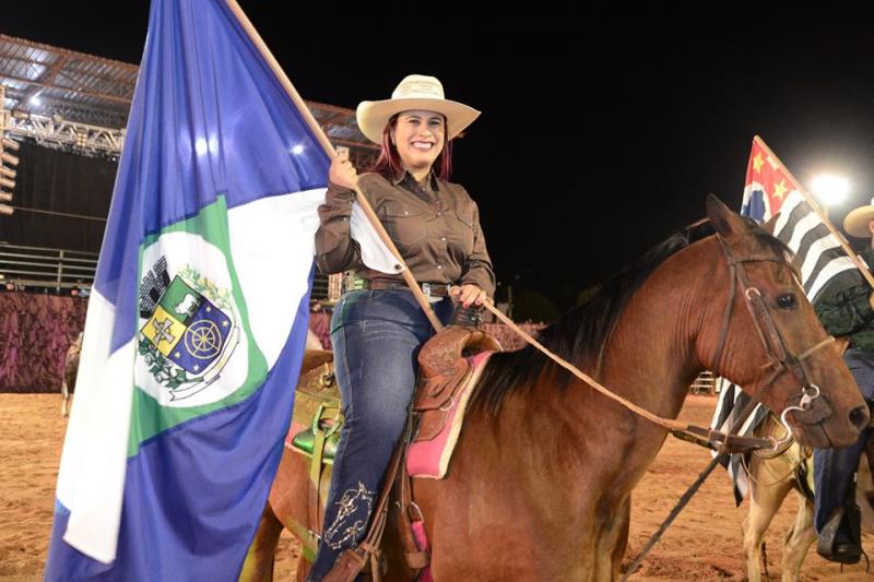 Com a bandeira do município, prefeita de Sandovalina Amanda Lima de Oliveira Fetter faz a abertura do Rodeio Festival