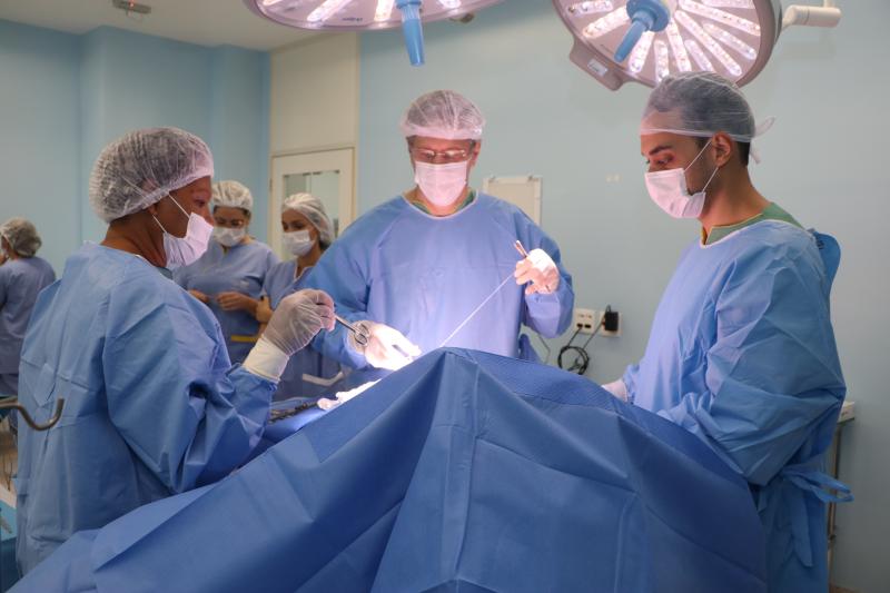 Daniel Teixeira - Procedimentos realizados são de alta tecnologia, minimamente invasivos; na foto, equipe faz uma quadrantectomia de mama