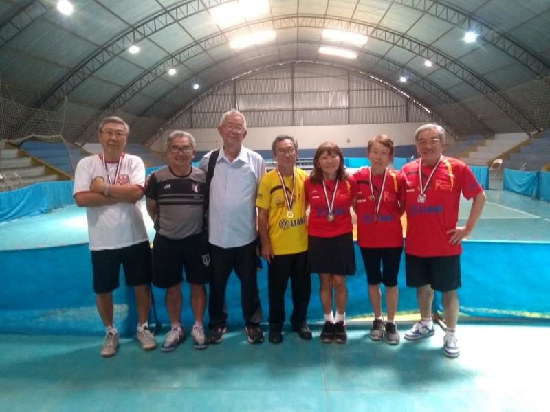 Cedida - Jogadores da equipe com Sakai, um dos técnicos da competição, o segundo da esquerda para a direita