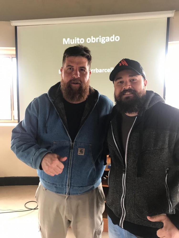 Roberto Barcellos, proprietário da marca de carnes BBQ Secrets, um dos responsáveis em elevar o nível da qualidade das carnes no Brasil, aqui na Patagônia Argentina com o mestre Guga Leonal da Manu Bakery