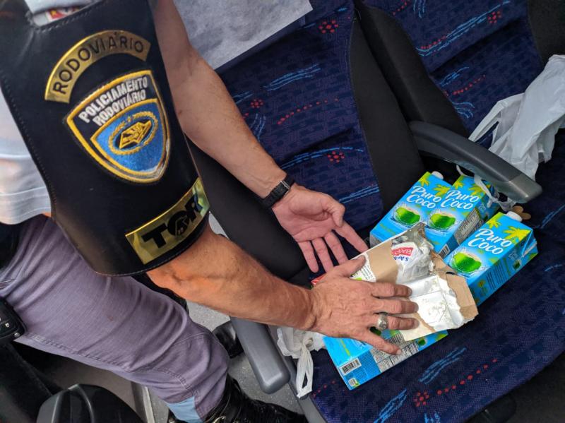 Polícia Militar Rodoviária - Caixas foram localizadas no bagageiro externo do veículo