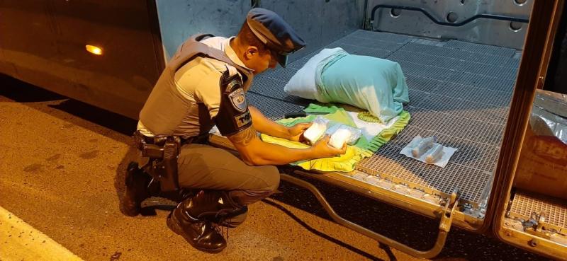 Polícia Militar Rodoviária – Drogas estavam escondidas nos pertencentes dos passageiros