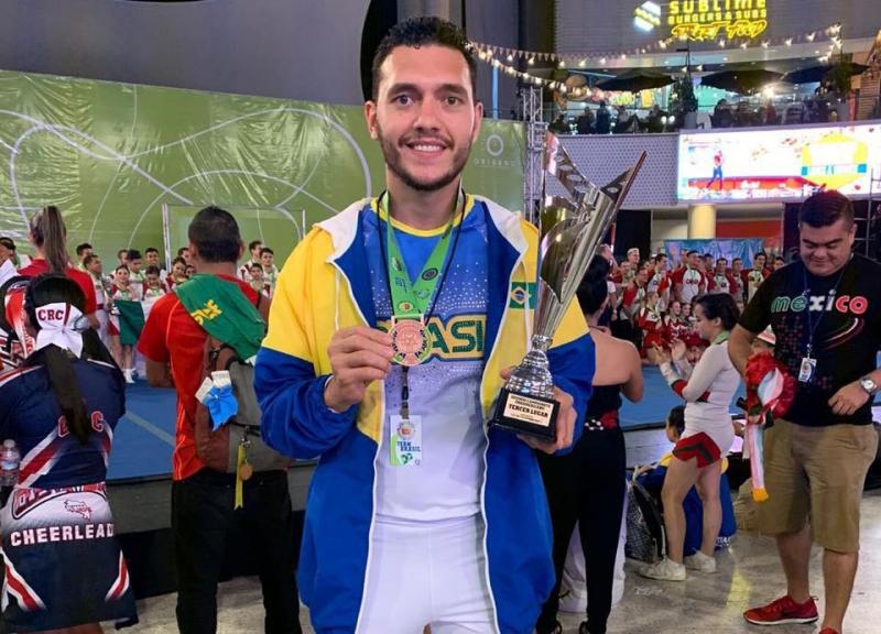 Cedida / Cauê Madureira - Com o sorriso no rosto, Cauê exibe medalha e troféu conquistados