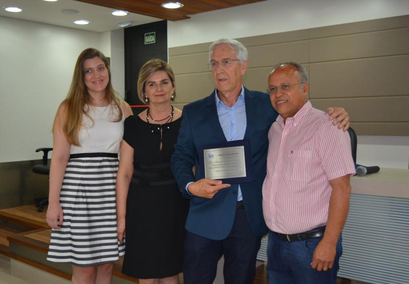 Obstetra homenageado, Arnaldo Contini Franco, com a filha Natalia, esposa Marli e o diretor técnico Luiz Carlos Pontes