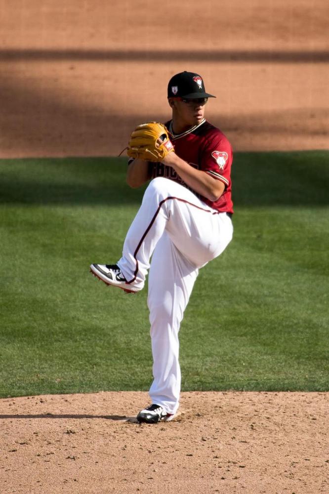 Bo Takahashi: primeiro jogador brasileiro a vestir o uniforme do time de beisebol Arizona Diamondbacks, nos Estados Unidos