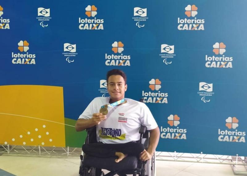 Cedida - Lucas brilhou nas piscinas, ganhou 4 medalhas e bateu recorde