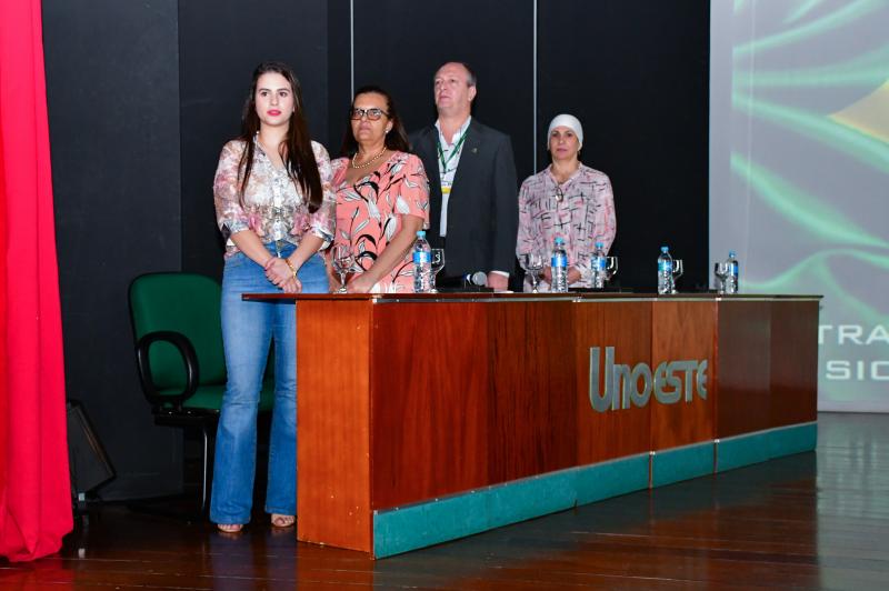 Mesa principal de abertura da Jornada Farmacêutica com a presidente do Diretório Acadêmico, Juliana Bortolan, professora Rosângela Ferreira, Luis Ortega e Amouni