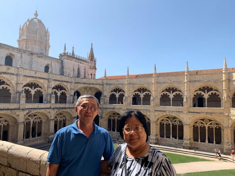Lauro Kato e Cecília, no Monasteiro dos Jerónimos, durante a viagem a Portugal, com a agência Koemtur