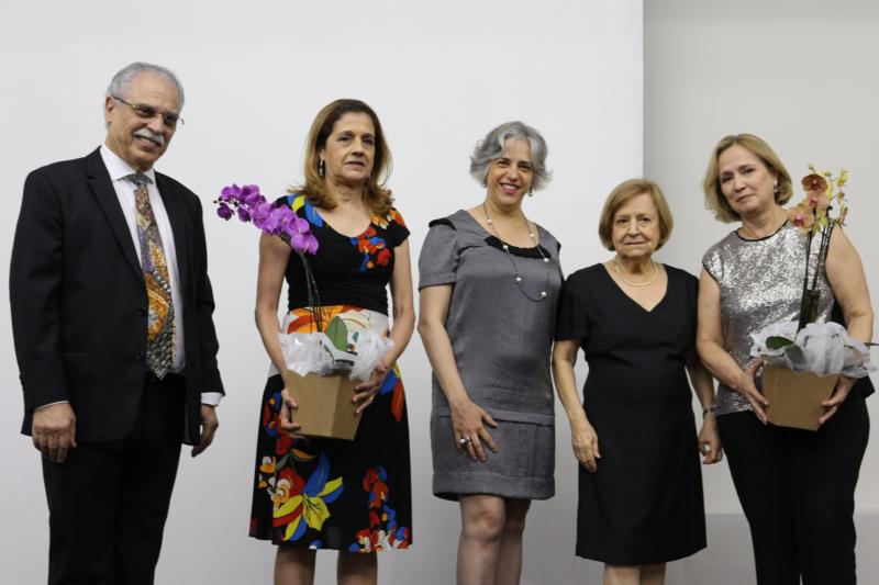 Luiz Antônio Depieri, Nilva Galli e Dinah Depieri homenagearam as diretoras do Laboratório Marlene Spir, Alcirene Policarpo de Souza e Marlene Spir