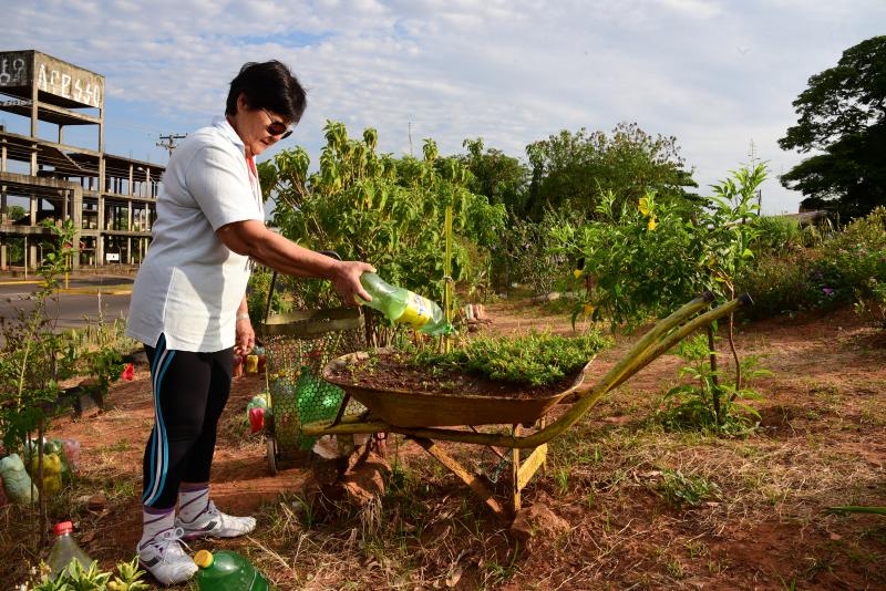 Paulo Miguel - Regina utiliza mais de 60 litros de água por dia para molhar as plantas da praça