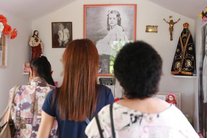 Weverson Nascimento - No entra e sai do interior da capela de Berta Lúcia, fieis deixavam flores e presentes