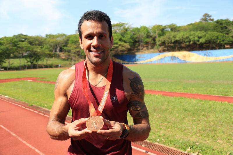 Marco Vinicius Ropelli - O atleta olímpico se orgulha ao mostrar a tão esperada medalha das Olimpíadas de 2008