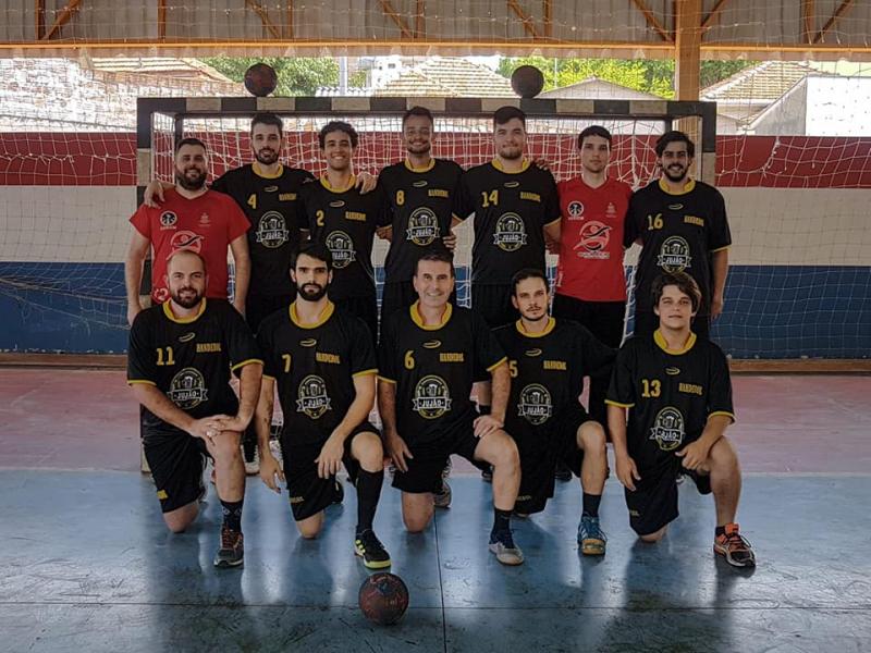 Cedida/Liga Regional de Handebol - Péricles (primeiro agachado à esq.) integra equipe de Martinópolis, que ficou com o vice-campeonato