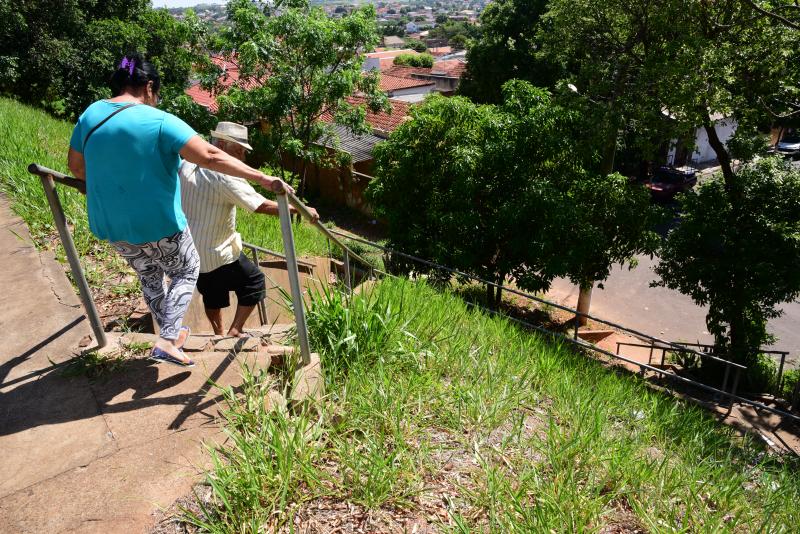 Paulo Miguel -  Mato alto, sujeira acumulada nos degraus e corrimão bambo comprometem uso da escada