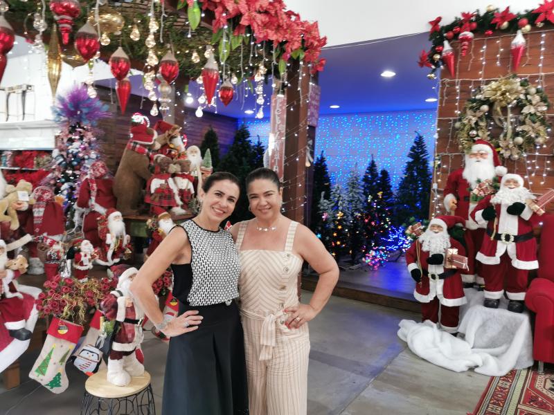 Foto-Sinomar: A designer e artista plástica Carol Andreotti e a empresária Rita Dalefi, no espaço de natal da Multi Itens