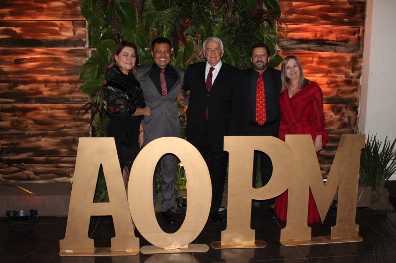 Claudia Cristiane Oliveira M. Reis, Donizete Martins dos Reis, Cel PM Antonio Chiari (presidente da Associação dos Oficiais da Policia Militar), o presidente do Tênis Clube, Celmir Norbiato e Maria Angélica L. Norbiato, na festa dos 88 anos da AOPM, em São Paulo