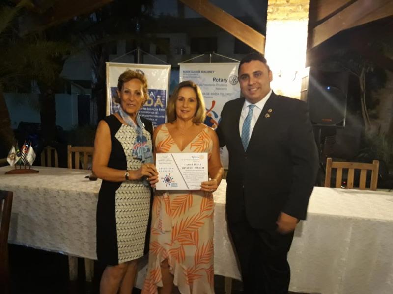 CLUBE DE SERVIÇO Angela Tolomei e Juliano Borges deram as boas-vindas à nova associada, Cássia Regina Sonvesso Sperini, no Rotary Nascente