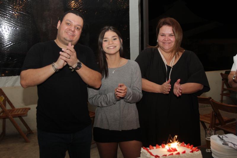 Kaka Lemes comemora mais ano de vida com o marido Luciano Pacheco e a filha Duda na Casimiro Cervejaria