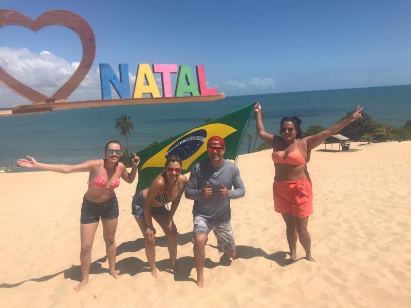 Gislaine Queiroz, Vanuza Queiroz, Hugo Azevedo e Tais Cardoso curtiram Natal (RN), com a Cacilda Tour