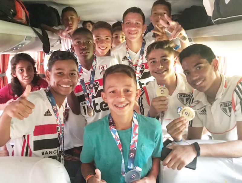 Cedida - Ao final da partida, jogadores do São Paulo tiraram uma foto com Raphael dentro do ônibus.