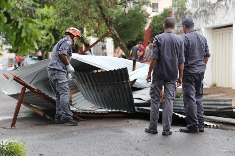 Gabriel Buosi - Bombeiros estiveram no local para a retirada da estrutura metálica da via