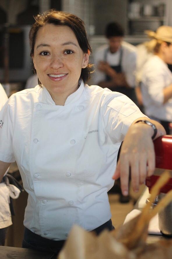 A chef de cozinha Ligia Karazawa, ex-integrante de casas estreladas pelo Guia Michelin, pilota menu degustação, hoje no Tachino Ristorante, e o churrasco de sábado, na Estância Santa Fé
