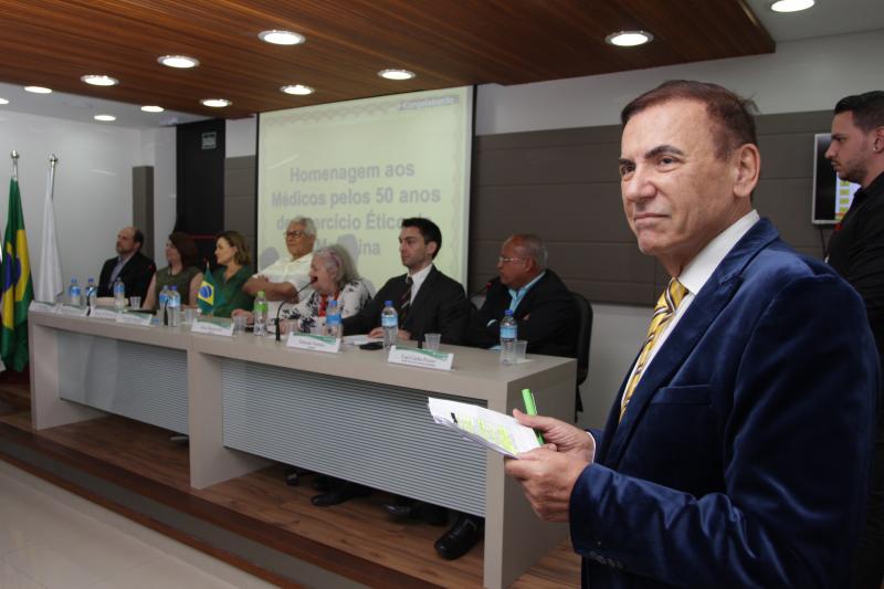 Henrique Liberato Salvador, conselheiro do Cremesp, homenageia os médicos com mais de 50 anos de ética na profissão