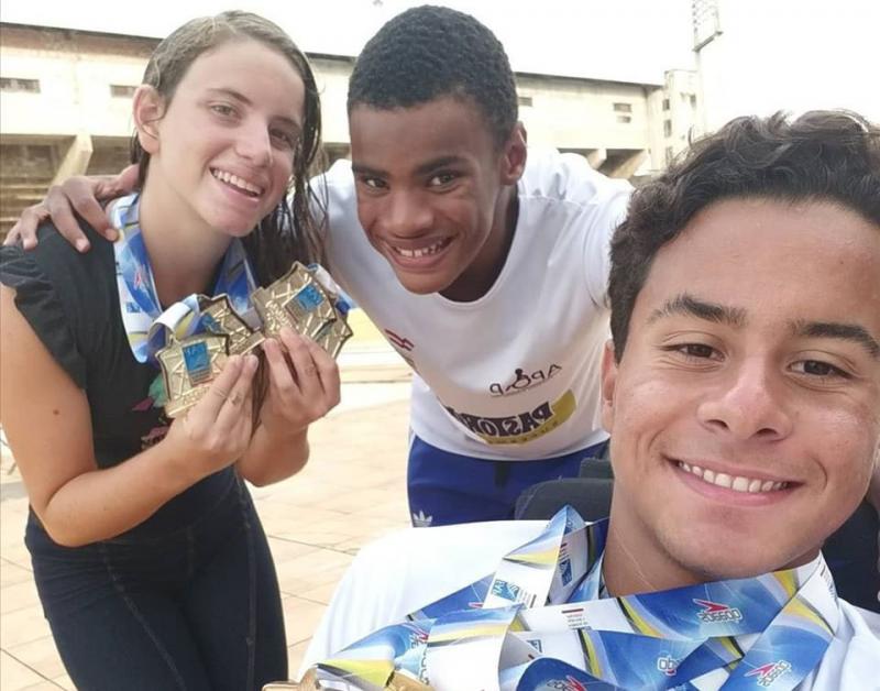  Facebook Pessoal - Maria Eduarda conquistou 4 ouros e, na foto, posa ao lado dos amigos Matheus e Lucas