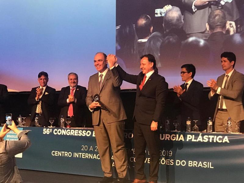 Denis Calazans Loma, cirurgião plástico de Presidente Prudente, foi empossado na presidência da Sociedade Brasileira de Cirurgia Plástica