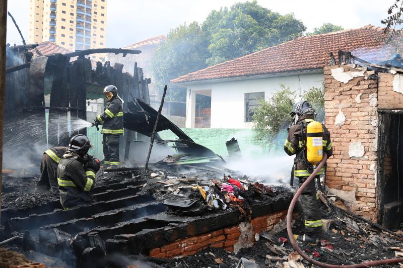 Foto: Jean Ramalho – Segundo o Corpo de Bombeiros, imóvel foi tomado pelas chamas rapidamente