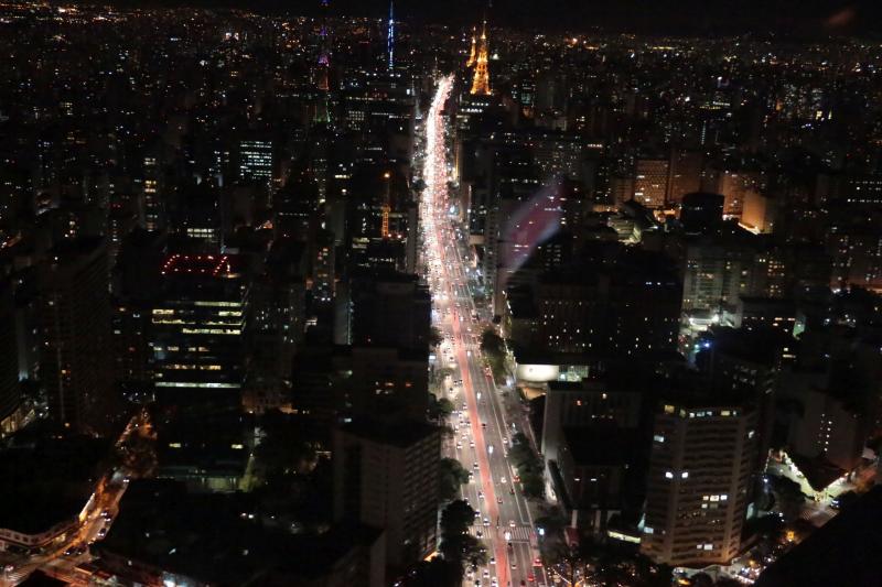 Josua Soares dos Santos: Avenida Paulista vista a noite, durante o passeio de helicóptero