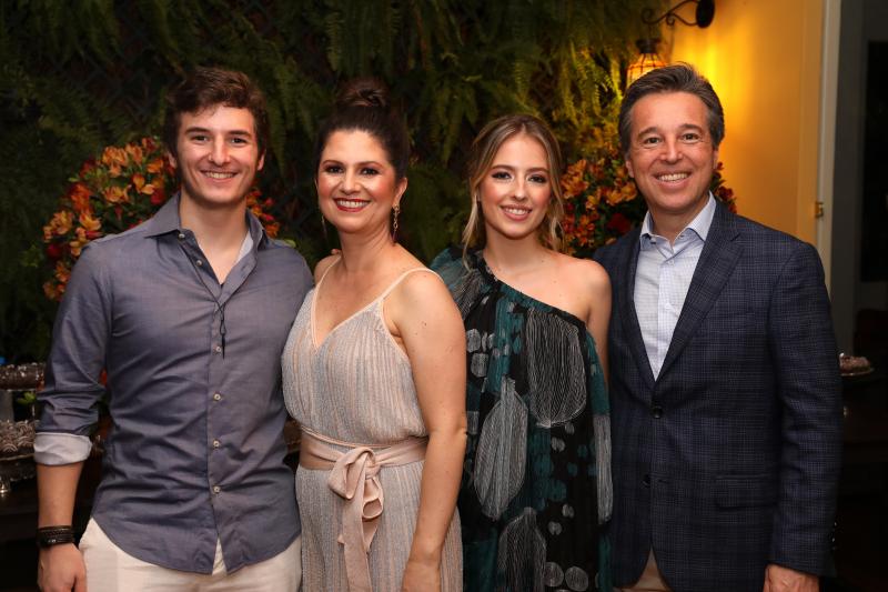 Lara e André Machado, com os filhos Raphael e Thabata, na sua festa de bodas de prata, servida pelo Buffet Smars, em Presidente Venceslau