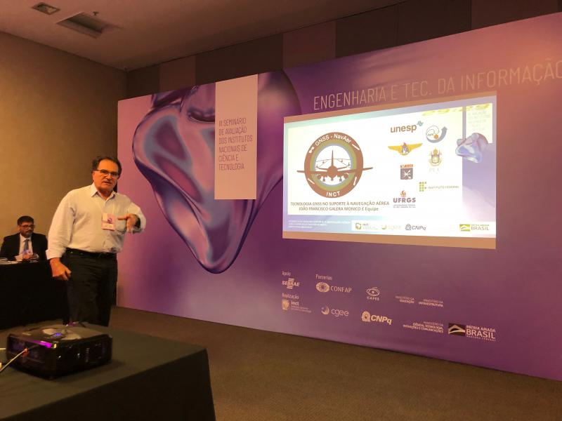 Professor Joao Francisco Galera Monico apresenta resultados do INCT GNSS NavAer - projeto de suporte à Navegação Aérea coordenado pela Unesp de Prudente, no 3º. Seminário de avaliação do Instituto Nacional de Ciência e Tecnologia, em Brasília