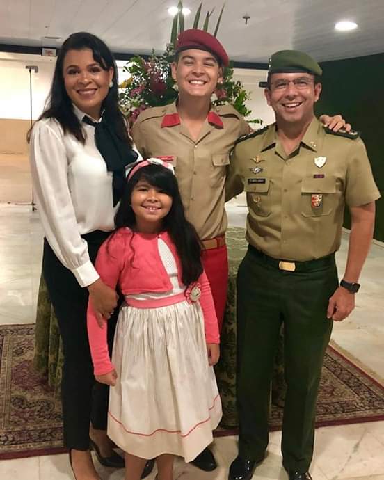 Prudentino Brito Junior, Tenente Coronel do Exército, comemora com a esposa Aguida, e a filhinha Ana Laura, a formatura do filho João Pedro (15 anos), que concluiu o primeiro ano do ensino médio no Colégio Militar de Brasilia