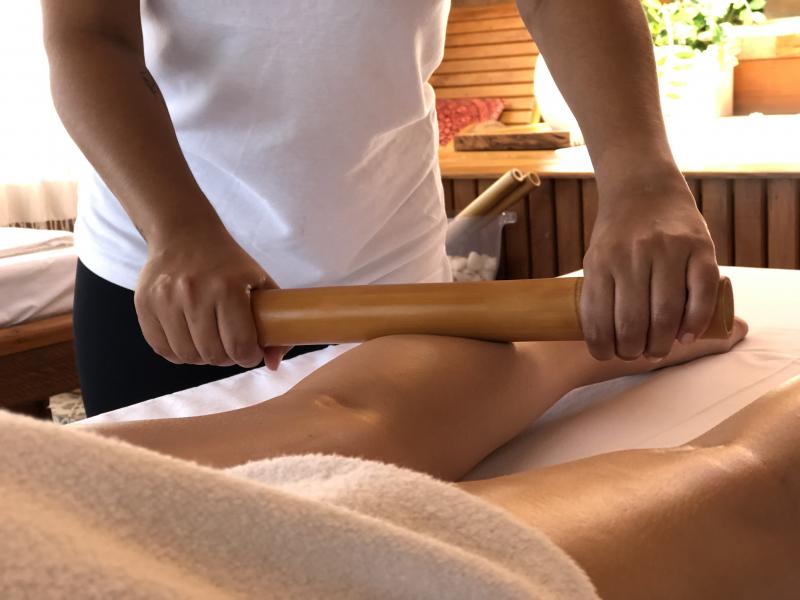 Bambuterapia, uma técnica de massagem oferecida pelo Spa do Terra Parque Eco Resort, em Pirapozinho