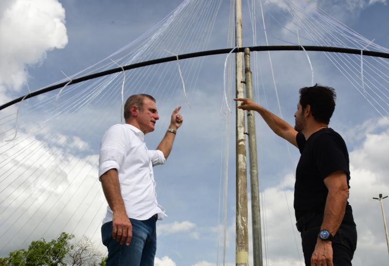 Paulo Miguel: Árvore é toda feita com mangueiras e strobos de Led, com uma estrela de três metros