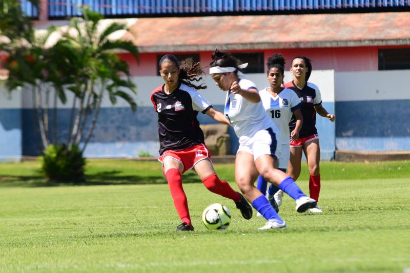 Paulo Miguel: Giovana disputa com Estefhany antes de marcar o segundo gol da Semepp