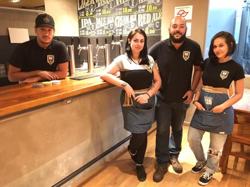  Equipe da Cervejaria 018, Gabriel Red, Ana Cristofano, Carlos Bamboa e Lethicia Tavares preparam o brewpub para semana de aniversário da microcervejaria