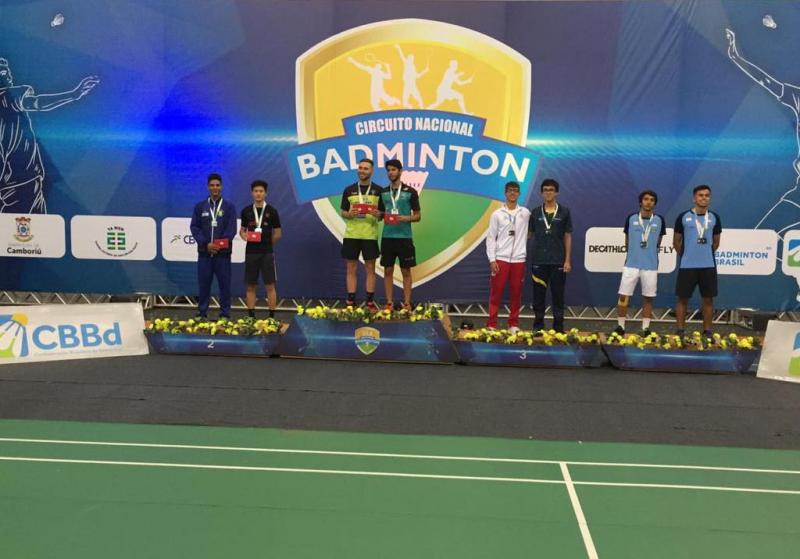 Cedidas - Enzo Anzai (o segundo da esq. para a dir.) conquistou 2 pratas no último campeonato do ano