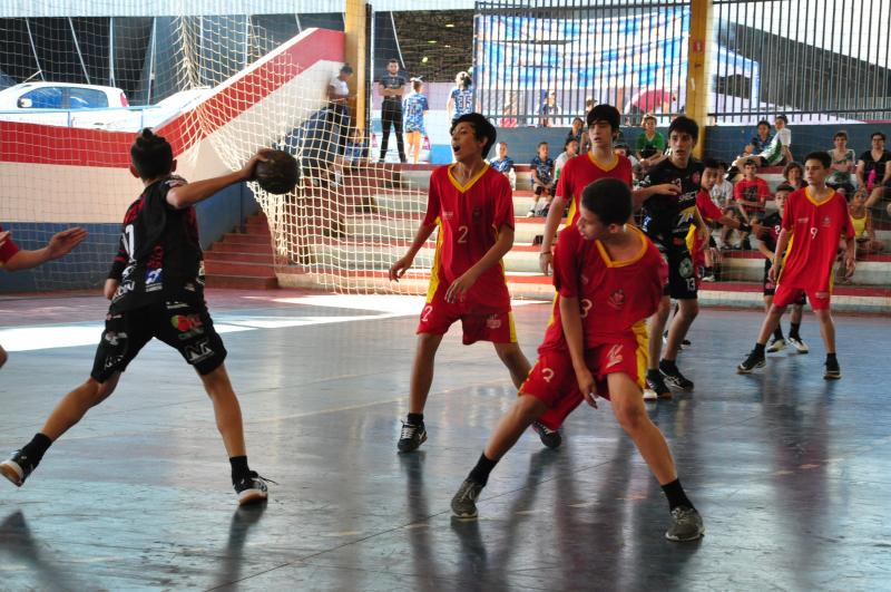 Secom - Handebol, com o professor Péricles, é uma das modalidades praticadas no PUM