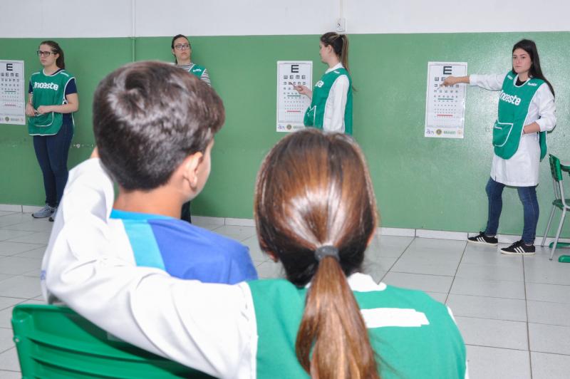 João Paulo Barbosa - Testes de acuidade visual são aplicados por estudantes de Medicina 